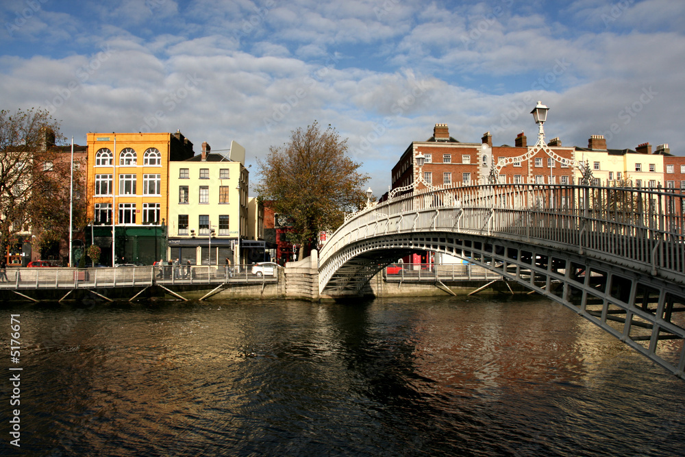Ha'penny bridge in Dublin - obrazy, fototapety, plakaty 