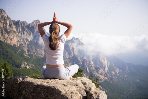 femme faisant du yoga à la montagne