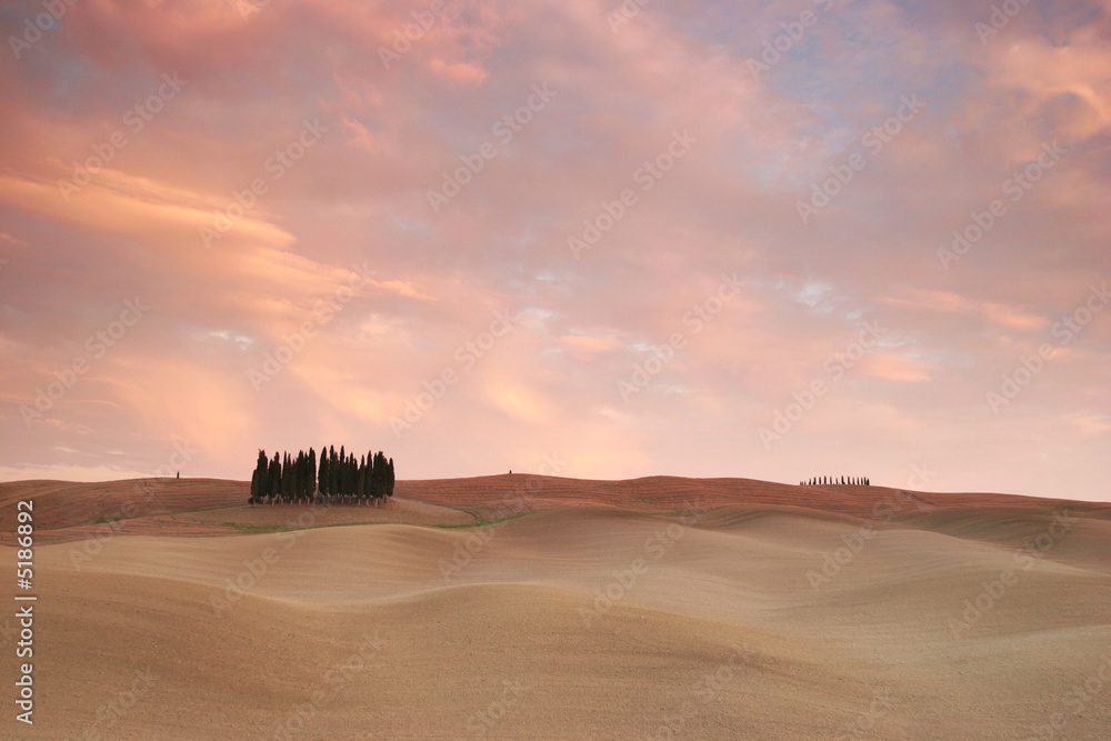 Obraz premium Pink clouds over tuscany