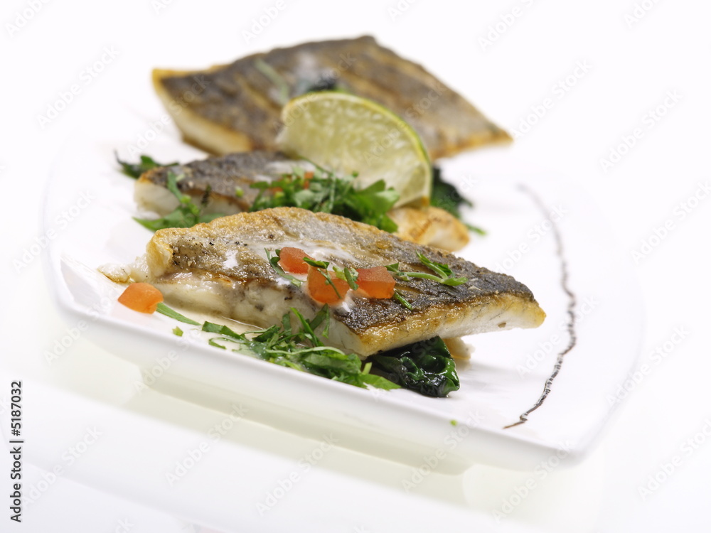 gebratenes doraden filet auf blatt spinat gebratenes doraden filet auf blatt spinat