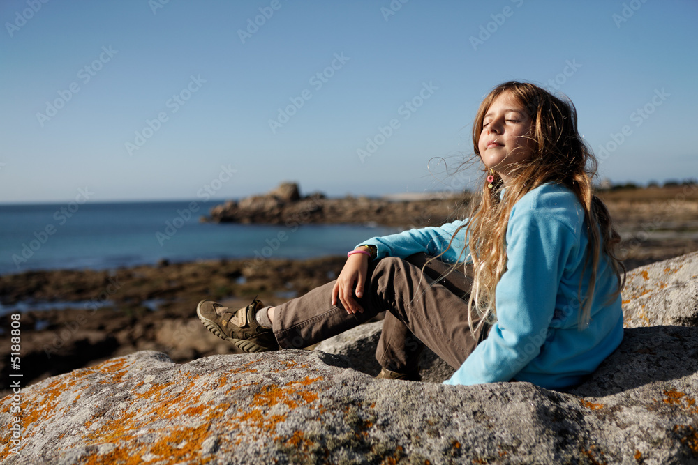 Enfant bronze au bord de l'eau