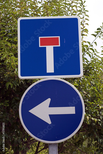 Dead end sign and arrow. 