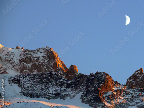 Lever de lune sur la montagne