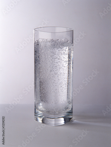 bicchiere acqua minerale frizzante photo