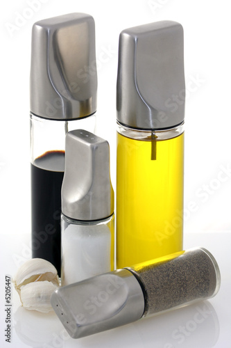 Essig Öl Salz Pfeffer und Knoblauch