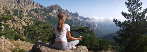 femme faisant du yoga à la montagne photo