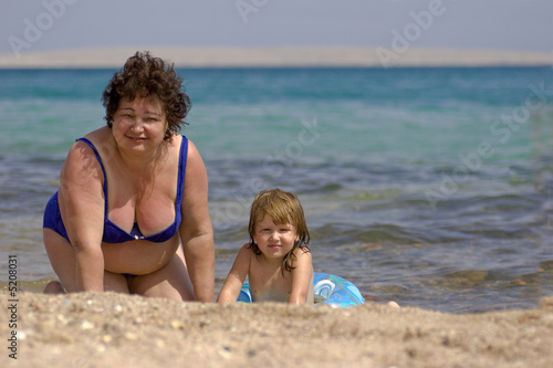 Cuadro en lienzo Grandmother and grandchild on shore