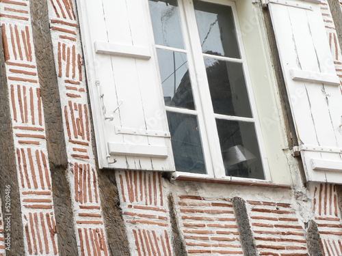1090497 fenêtre sur colombage