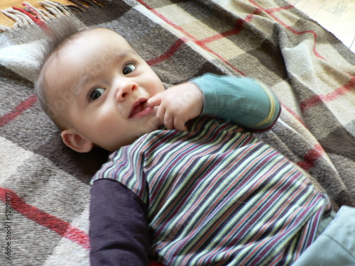 1090831 bébé sur couverture