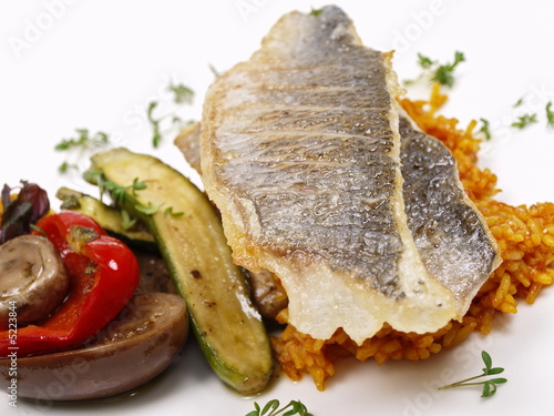 doradenfilet auf gebratenem gemüse