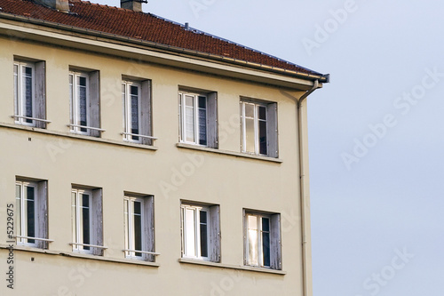 fenetres d' immeuble haut en ville dernier étage sous les toits