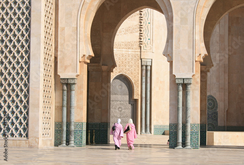 deux femmes musulmanes à la mosqué hassan II de Casablanca