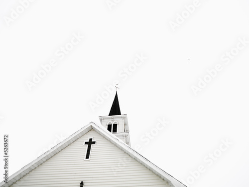Foto White church with steeple.