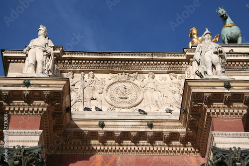 Stèle et statues de l'arc de triomphe du carrousel du Louvre