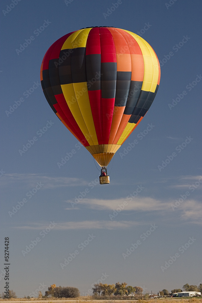 Naklejka premium balon na ogrzane powietrze nad polami uprawnymi w południowym Kolorado