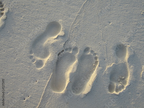gemeinsame fußabdrücke eines paares im sand