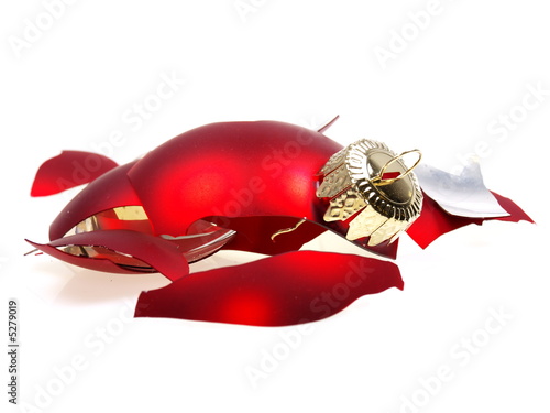 zerbrochene rote christbaum kugel