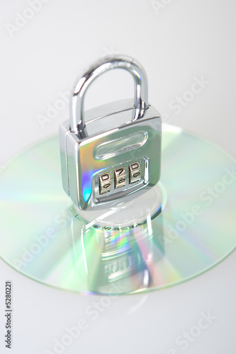 Schloss mit Zahlenkomination auf DVD