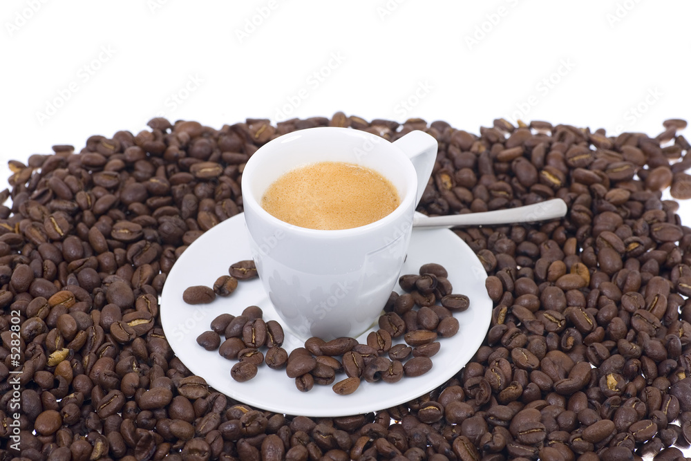 Espresso mit Espressobohnen Espresso mit Espressobohnen