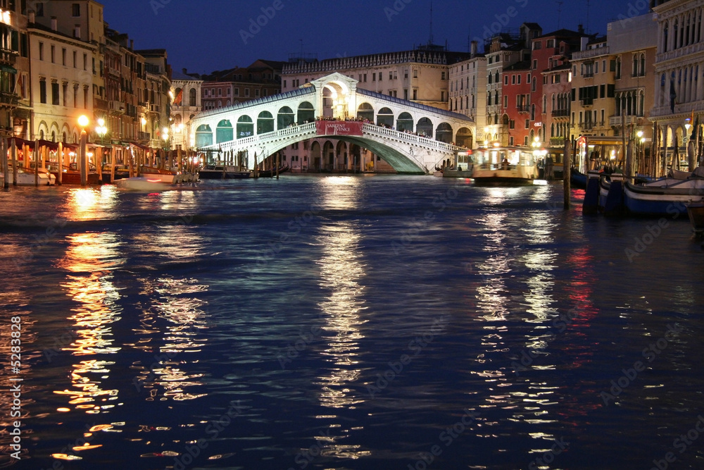 Obraz premium La nuit sur le pont du rialto 