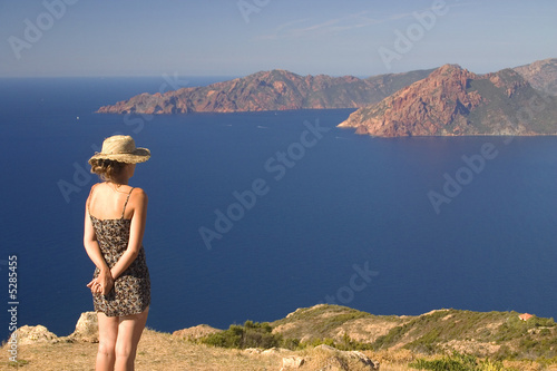 femme admirant les calanches de piana en corse photo