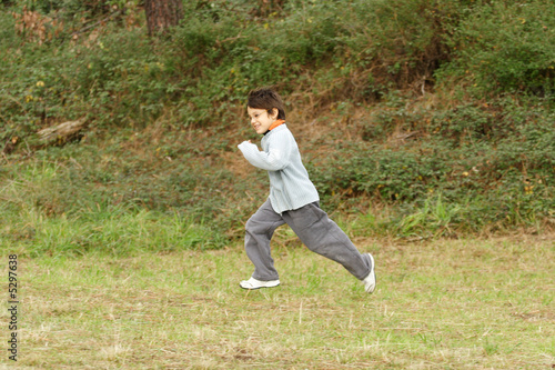 petit garçon avec des lunettes entrain de courir