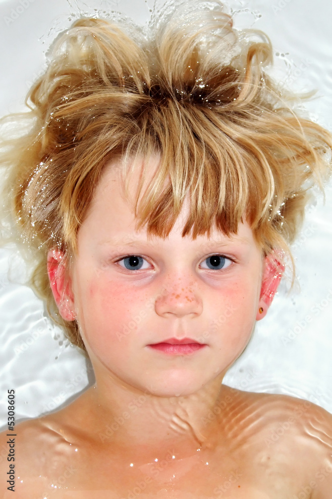 Mädchen in Badewanne