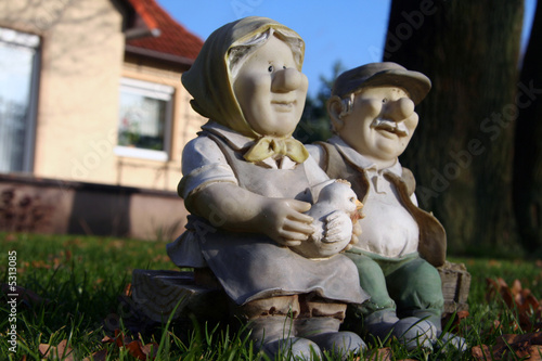 Altes Ehepaar vor Eigenheim