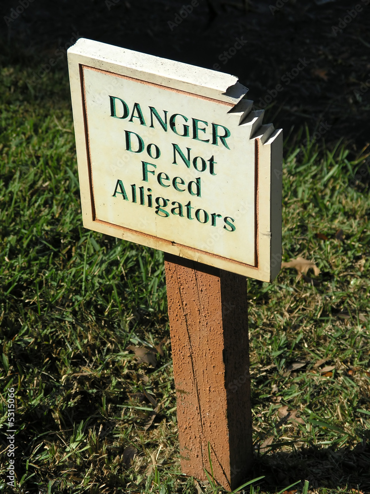 Do Not Feed Alligators sign