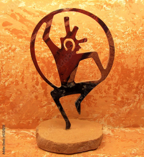 фотографія southwestern hoop dancer sculpture