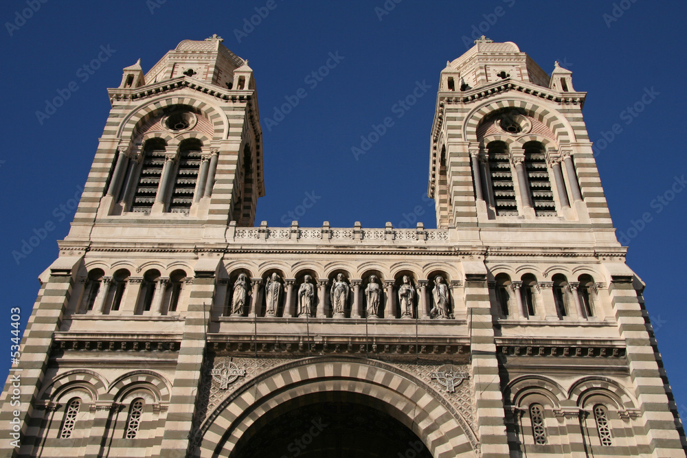 Face de la cathédrale Sainte-Marie-Majeure à Marseille
