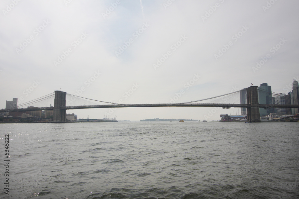 Obraz premium brooklyn bridge with buidlings in background