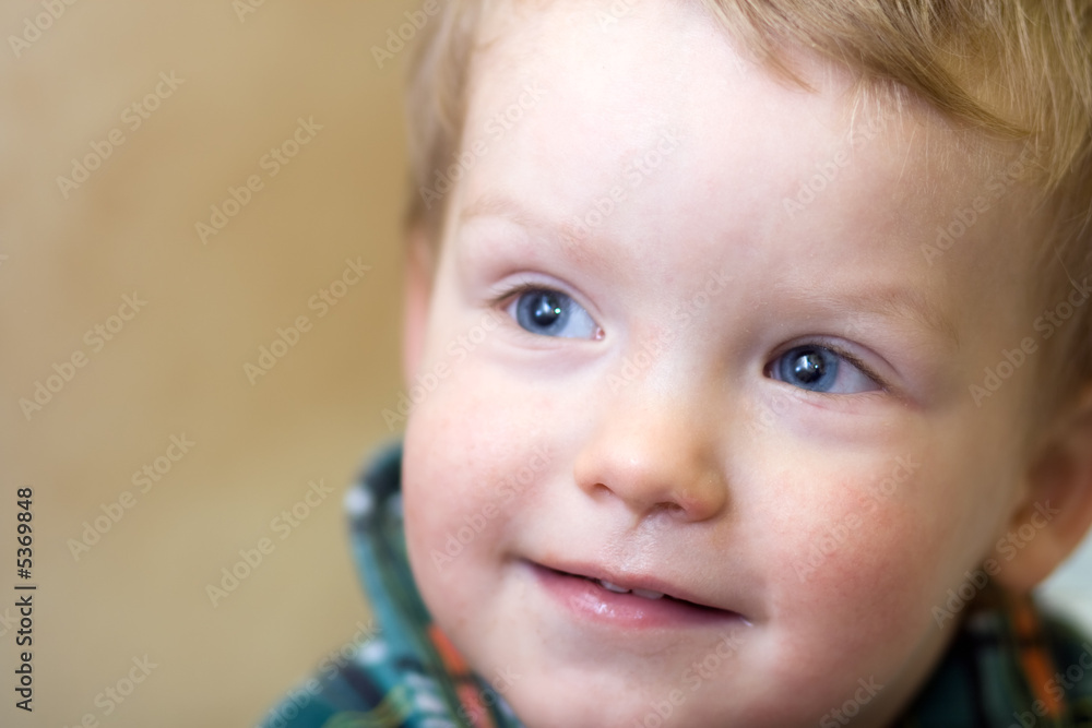 Small boy facial close - up portret (indoor) Small boy facial close - up portret (indoor)