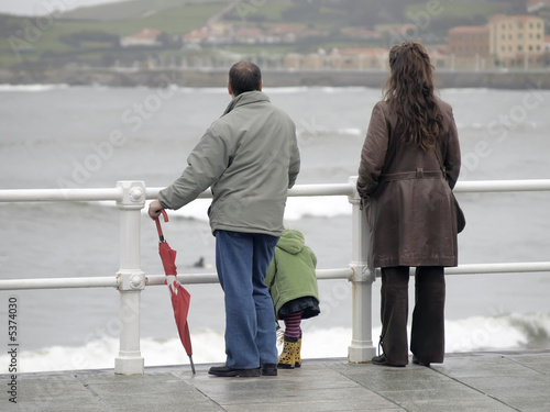 Familia mirando al mar