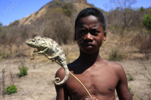 enfant au caméléon madagascar