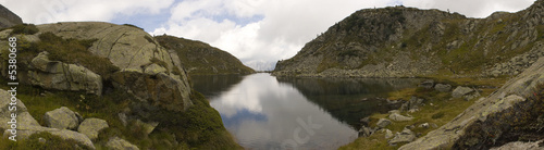 Fototapeta Naklejka Na Ścianę i Meble -  Beautiful lake in the rocky mountains