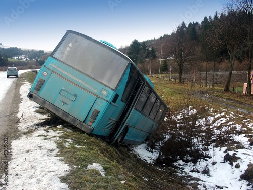 Busses in Strassengraben