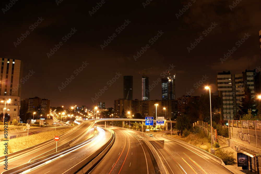 Carreteras de noche en Madrid