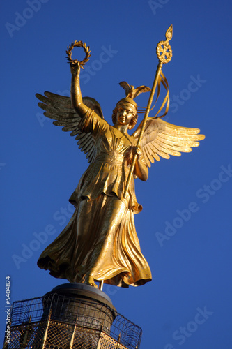 schiefe Goldelse auf der Siegessäule in Berlin-Mitte photo