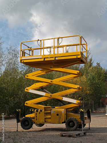Uplift platform for industrial work, close-up