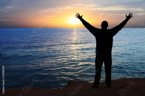 Canvas Print Happy man silhouette on the sunny sky