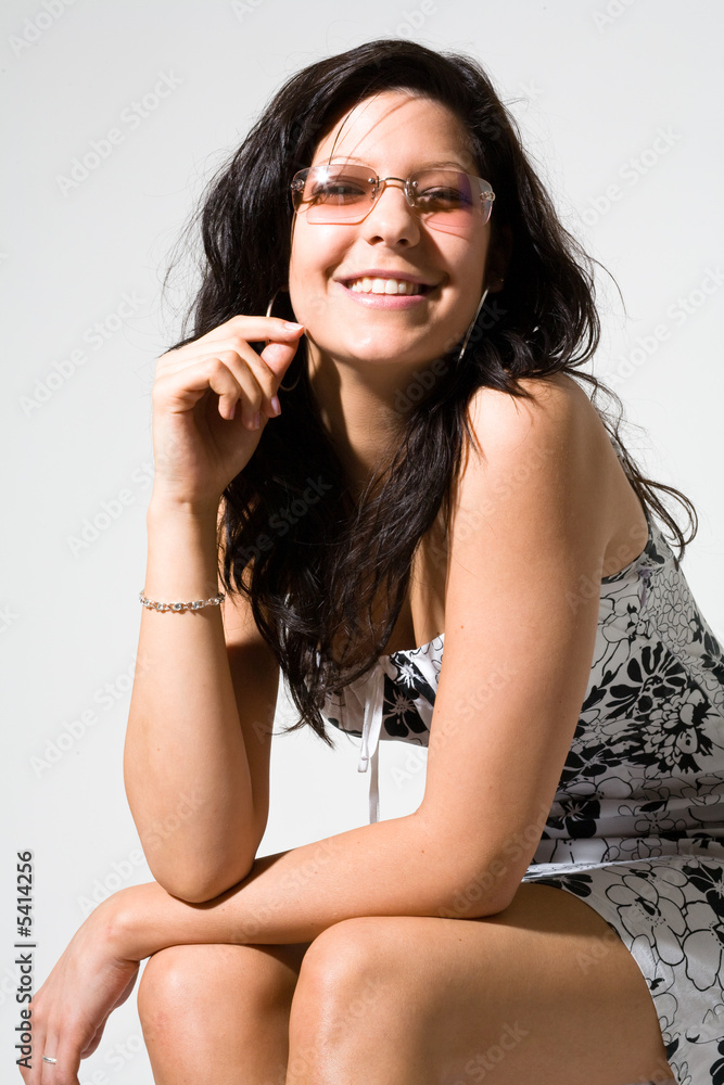 Jugentliche im Sommer in weißem Kleid sitztend und lachend Jugentliche im Sommer in weißem Kleid sitztend und lachend