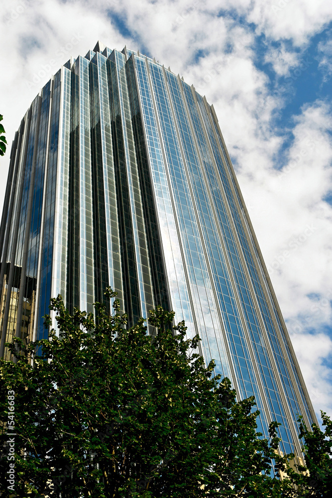 Obraz premium unusual slightly curved modern skyscraper in boston 