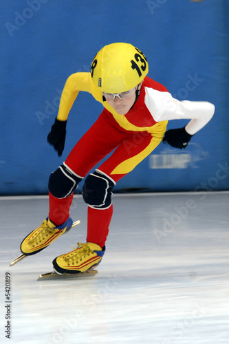 enfant patineur de vitesse sur glace photo