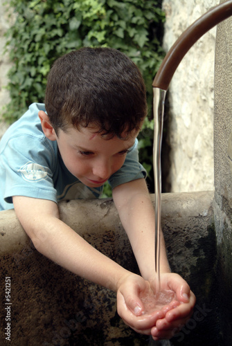 enfant a une fontaine.F06 Saint Paul de Vence photo