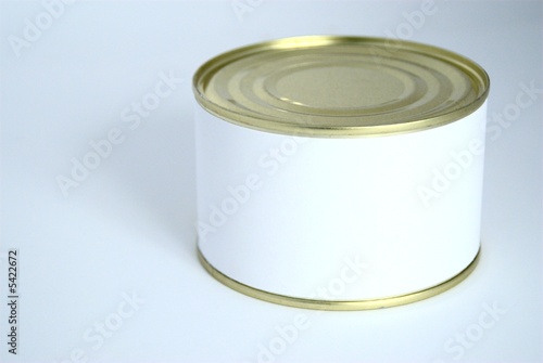 boîte de conserve avec étiquette blanche