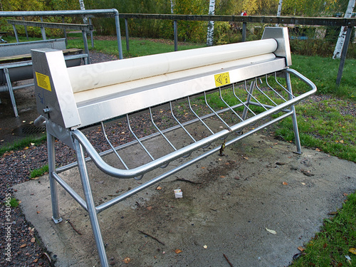 Device located in public place to smooth carpets after washing