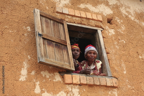 deux femmes à leur fenetre