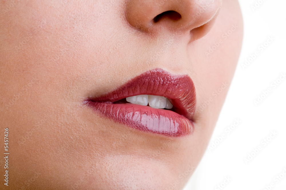 Zartes Gesicht von Frau mit Nase und roten Lippen Zartes Gesicht von Frau mit Nase und roten Lippen