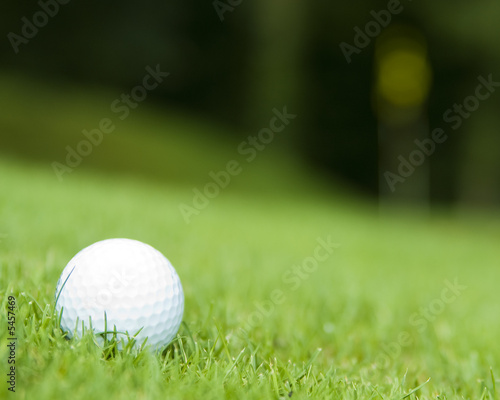 Balle de golf sur un fairway en gros plan photo